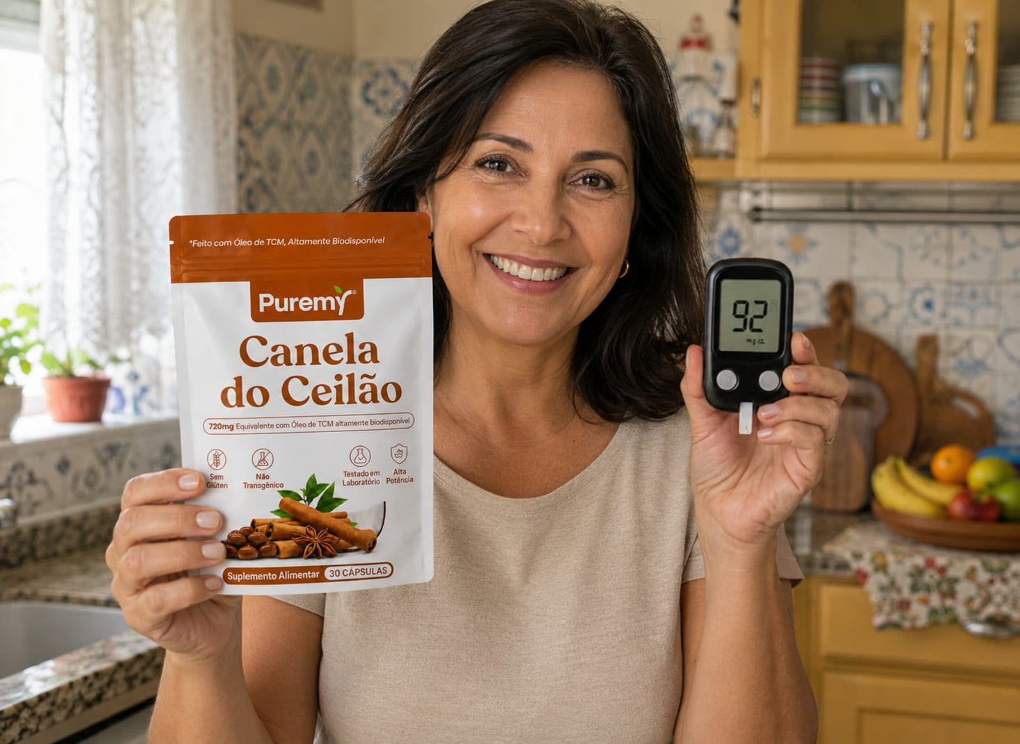 Mulher sorrindo segurando o frasco Puremy e um medidor de glicemia